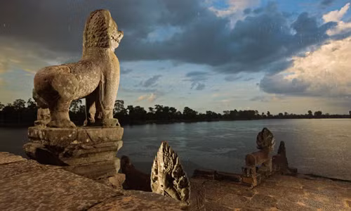 Tuy nhiên, đối với chuyên gia về lịch sử môi trường Dan Penny - người đã nghiên cứu về nền văn minh Angkor trong nhiều năm thì cây cầu trên có một câu chuyện hấp dẫn. Theo chuyên gia Penny, những gì còn sót lại của cây cầu trên cho thấy Angkor Wat được xây dựng lên từ nước và cũng chính nước là nguyên nhân khiến di tích này bị phá hủy.