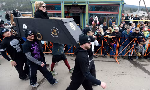 Đến năm 2002, lễ hội với chủ đề Người chết đóng băng ra đời từ câu chuyện về xác ướp của ông Bredo. Kể từ đó, lễ hội được tổ chức thường niên.