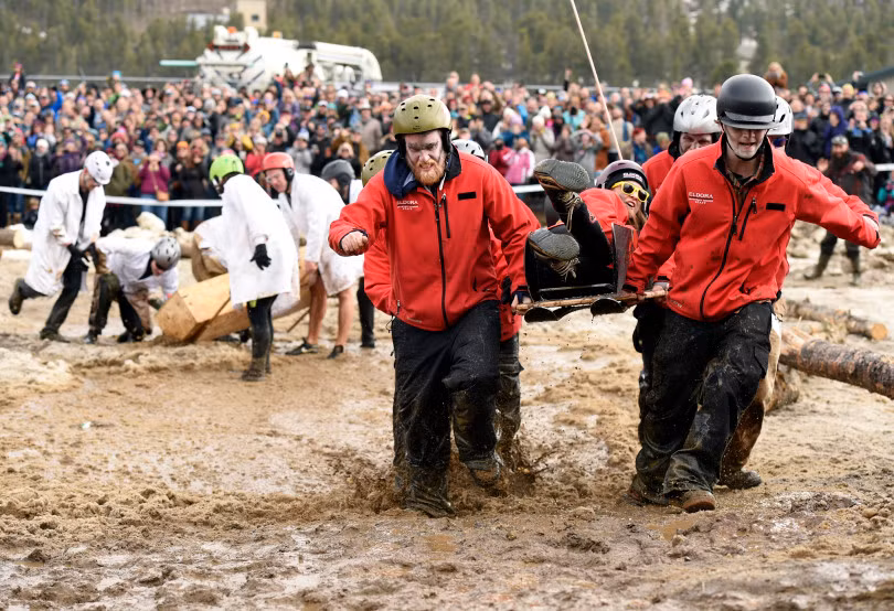 Cuộc đua quan tài là một trong những sự kiện thú vị nhất trong Ngày người chết đóng băng. Tham gia cuộc đua này, mỗi đội sẽ khênh quan tài có một "xác chết" bên trong và đua xem đội nào về đích trước.