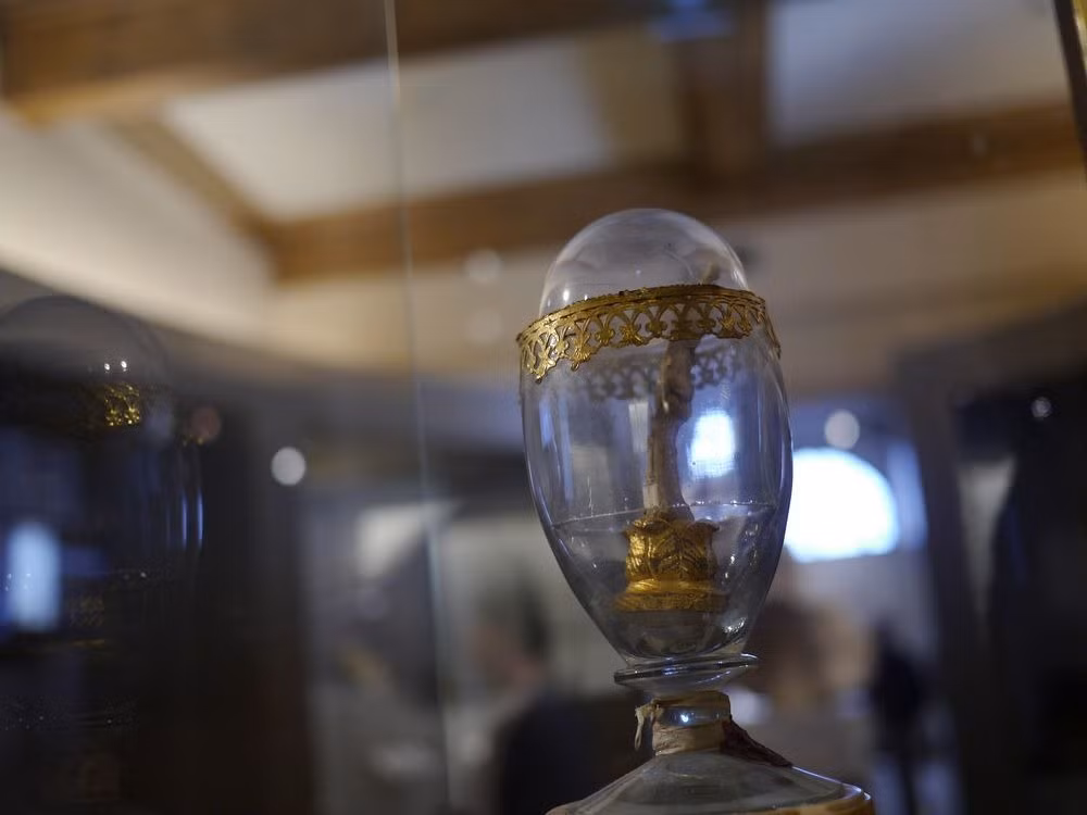 Tuy nhiên, trong quá trình trên, một số người đã ăn trộm các ngón tay cùng với một chiếc răng và đốt xương sống của nhà vật lý và nhà thiên văn học trên để làm bùa với mong muốn trở thành thiên tài. Kể từ đó, những phần thi hài trên của "cha đẻ khoa học hiện đại" lưu lạc khắp nơi.