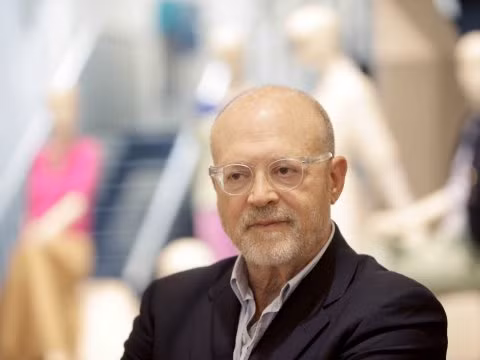 Sinh năm 1944 tại New York, Mỹ, Mickey Drexler từng ghét việc tới trường từ khi ở độ tuổi thiếu niên. Ông không thích những nguyên tắc cứng nhắc, khô khan ở trường, đặc biệt là việc ngồi cạnh những người giỏi hơn mình khiến ông cảm thấy thiếu tự tin.