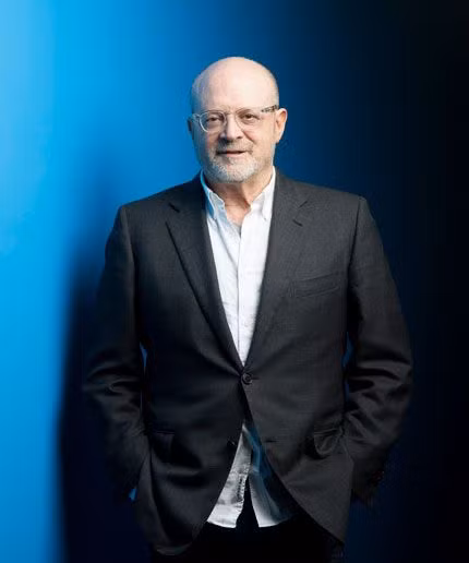 Dưới sự lãnh đạo sáng suốt của CEO Mickey Drexler, Gap Inc. đã nâng giá trị của công ty lên tới 14,5 tỷ USD. Đến năm 2000, ông Drexler đưa doanh thu bán hàng của Gap Inc. lên tới 9 tỷ USD mỗi năm. Tuy nhiên, vào năm 2002, ông bị sa thải khỏi Gap khi doanh thu của công ty này giảm mạnh trong 12 quý liên tiếp.