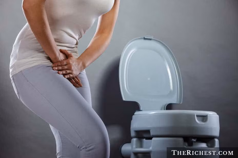 Năm 2007, Jennifer Strange ở California (Mỹ) đã tham gia cuộc thi "Nhịn tiểu để giành quà" với giải thưởng là một máy chơi game Nintendo Wii. Sau khi rời cuộc thi về nhà, Jennifer đã chết vì nhiễm độc nước. Người phụ nữ 28 tuổi này đã uống những chai nước 2,25 lít, cứ 15 phút lại uống một chai trong cuộc thi ngày hôm trước. Đây là một trong những kiểu chết khó tin nhất của con người.