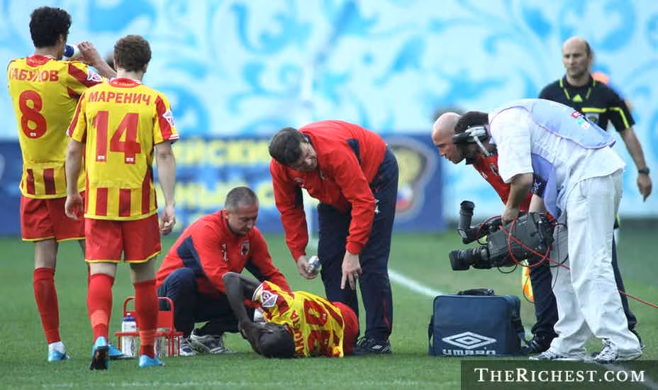 Trong trận đấu giữa đội Bena Tshadi và đội khách ở Basanga (Congo), 11 cậu thủ của đội khách bị sét đánh chết trong khi các cầu thủ của đội chủ nhà không hề hấn gì.