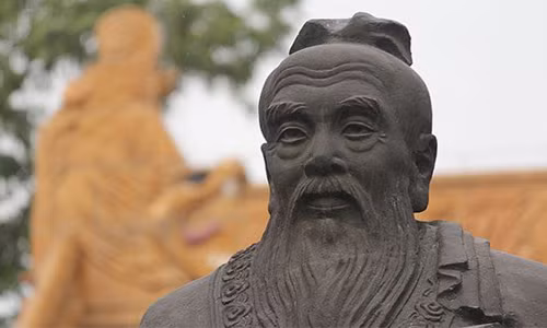 Khổng Tử là một triết gia lỗi lạc ở Trung Quốc. Ông còn là một nhà tư tưởng, nhà giáo dục, nhà chính trị nổi tiếng, đặc biệt là người sáng lập ra Nho giáo. Ông được người đời tôn sưng là “vạn thế sư biểu” (bậc thầy của muôn đời).