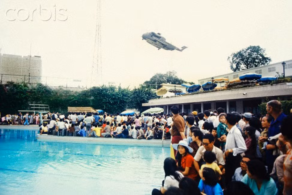 Nhiều công dân, lính Mỹ chờ sơ tán tại hồ bơi nằm trong khuôn viên sứ quán Mỹ ở Sài Gòn. Ảnh: Nik Wheeler/Corbis.