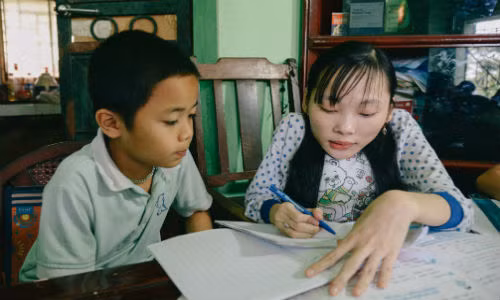 Tâm nhận dạy kèm tại nhà cho các em học sinh nhỏ tuổi. Ban đầu, từ vài ba đứa trẻ, tụi nhỏ dần dần kéo nhau đến nhà cô giáo Tâm nhiều hơn.