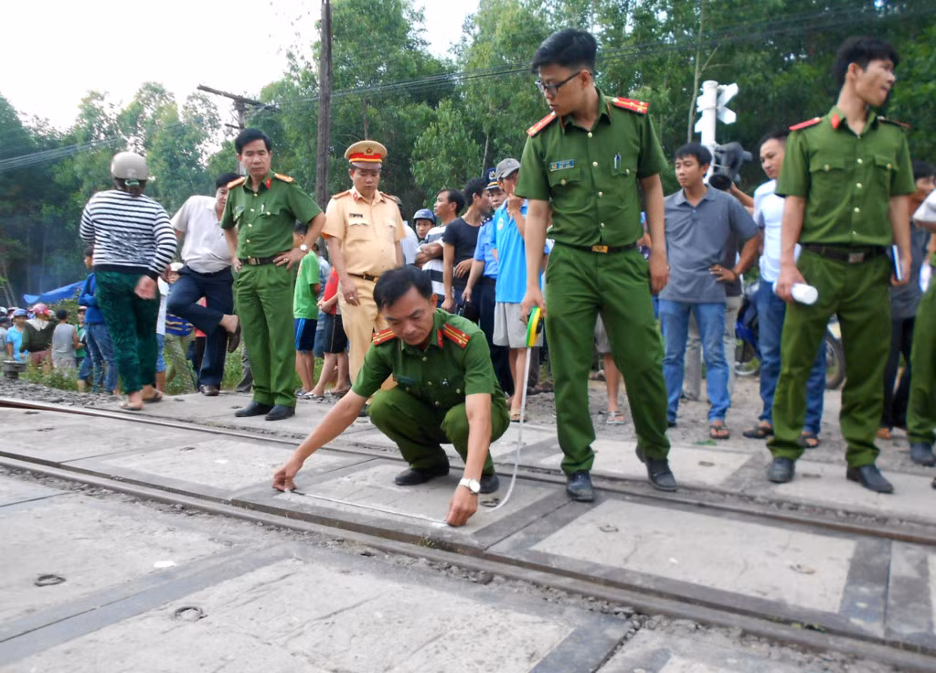 Cảnh sát Bình Định khám nghiệm hiện trường, tìm nguyên nhân. Trao đổi với Zing.vn, ông Đặng Hồng Quân, Trưởng tàu TN1, cho hay dù lái tàu nỗ lực kéo còi báo hiệu nhưng thời điểm này tài xế ôtô mang biển số Phú Yên vẫn cố băng qua đường sắt.