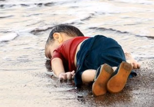 Năm 2015, dư luận thế giới chấn động khi bức ảnh cậu bé Syria 3 tuổi Aylan Kurdi nằm bất động bên bờ biển. Cậu bé và mẹ cùng các anh em khác đã rơi xuống biển khi cả gia đình cùng lên thuyền vượt Địa Trung Hải để đến vùng đất mới. Mặc dù người bố Abdullah đã cố gắng cứu những thành viên trong gia đình nhưng không thành công.