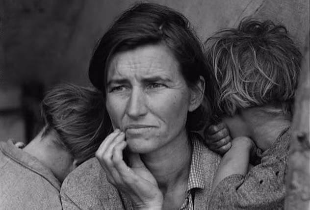 Bức ảnh "Migrant Mother" (Người mẹ di cư) chụp một phụ nữ có tên Florence Owens Thompson, 32 tuổi với gương mặt in hằn nỗi lo lắng, ưu tư ở một trang trại tạm bợ ở Nipomo, California, Mỹ. Tác phẩm chụp năm 1936 này đã phản ảnh thực tế đau lòng của cuộc Đại suy thoái diễn ra ở Mỹ.