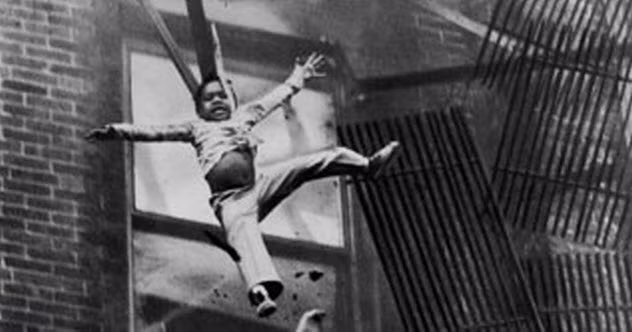 Bức ảnh “Hỏa hoạn trên phố Marlborough” do nhiếp ảnh gia Stanley Forman chụp năm 1975. Tác phẩm này đã đoạt giải Pulitzer của báo chí Mỹ đồng thời đoạt giải Ảnh Báo chí Thế giới trong cùng năm đó. Trong ảnh là người mẹ và con gái nhỏ đang bị ngã từ một cầu thang thoát hiểm khi tòa nhà họ ở xảy ra cháy. Do cầu thang bất ngờ bị gãy nên người mẹ rơi từ độ cao 15m và thiệt mạng. May mắn là người con gái sống sót vì rơi lên người mẹ.