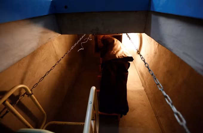 Hầm trú ẩn hạt nhân được xây dựng kiên cố, kín gió, được trang bị nhiều máy móc và thiết bị.