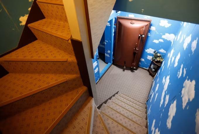 Con số này cao hơn hẳn bình thường khi công ty của ông chỉ nhận được 6 đơn hàng/năm. Trong ảnh là lối xuống hầm trú ẩn bom hạt nhân dưới tầng hầm ở nhà riêng của ông Nishimoto.