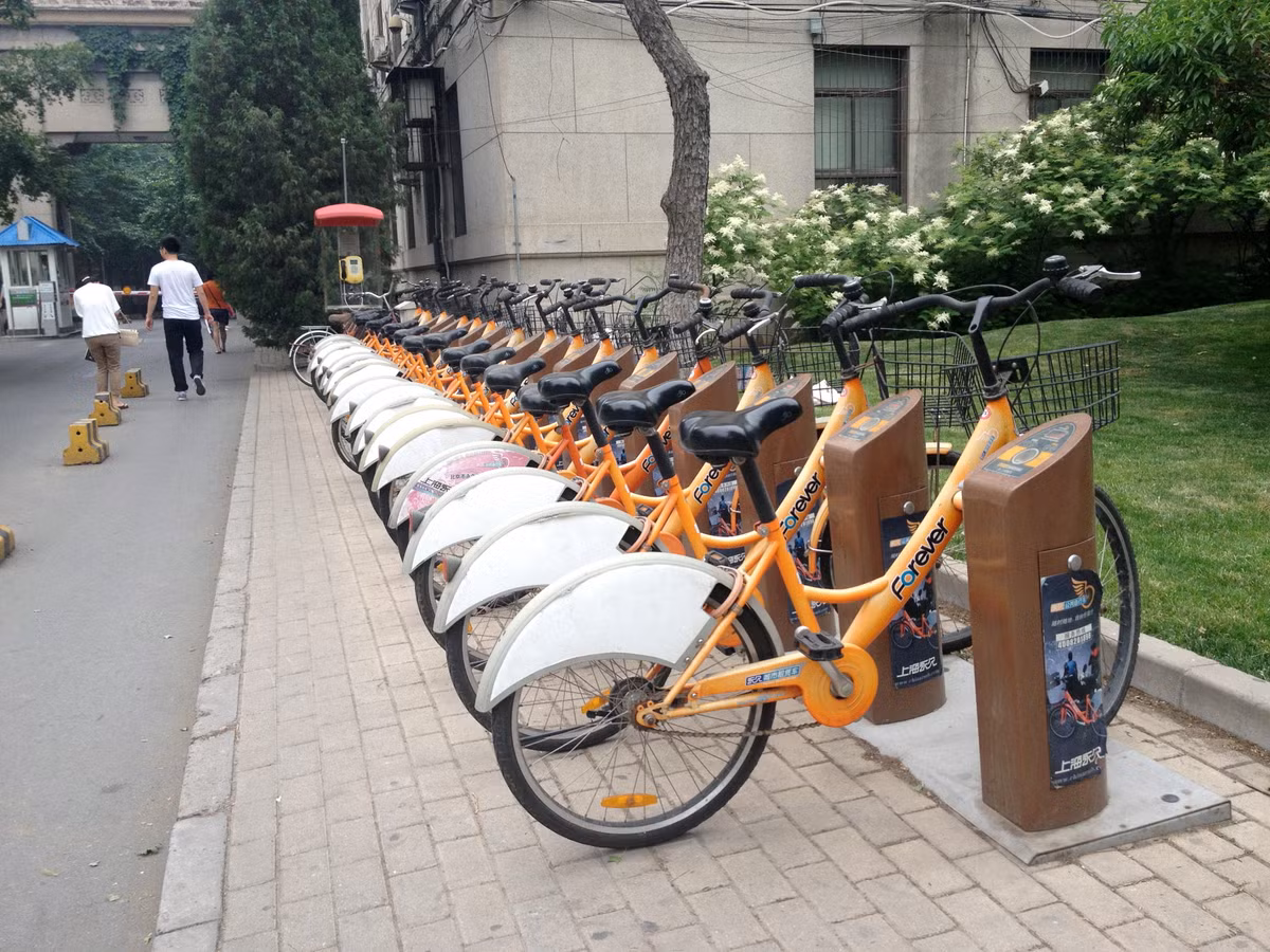 Để hạn chế ô tô cá nhân, chống ùn tắc giao thông đồng thời giảm ô nhiễm môi trường, thành phố Hàng Châu đã triển khai hệ thống chia sẻ xe đạp lớn nhất thế giới.