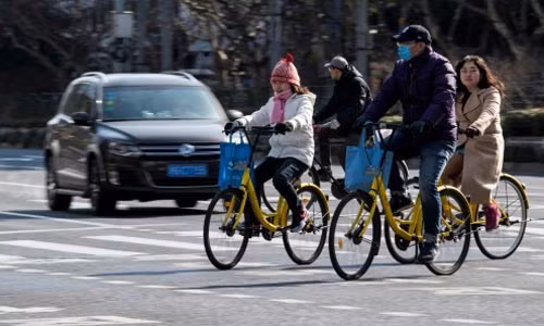 Nhiều khách du lịch cũng trải nghiệm dịch vụ thuê xe đạp khi khám phá thành phố Hàng Châu. Điều này đã trở thành một điểm thú vị trong lòng du khách. Người dân cũng sử dụng xe đạp nhiều hơn, giảm được phần nào nhu cầu mua ô tô mới.