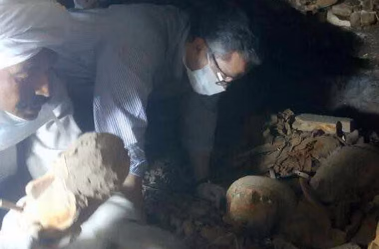 Cho đến nay, các chuyên gia chưa xác định được danh tính các xác ướp. Nhóm nghiên cứu cho rằng sẽ tìm thấy nhiều xác ướp và tượng hơn nữa trong quá trình khai quật ngôi mộ trên.