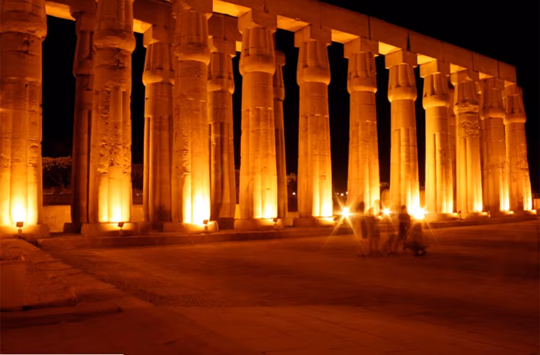 Nhiều món đồ gốm với nhiều hình dáng, kích cỡ và màu sắc cũng được phát hiện trong ngôi mộ có cấu trúc hình chữ T trên. Hầu hết hiện vật đều trong tình trạng tốt.