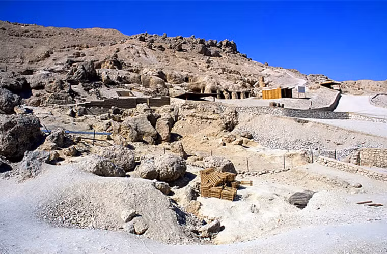 Ngoài xác ướp và hơn 1.000 tượng khắc nhỏ, các chuyên gia còn tìm thấy những quan tài bằng gỗ được bao phủ bởi các hình vẽ phức tạp, nhiều màu sắc và cả chạm khắc khuôn mặt người chết.