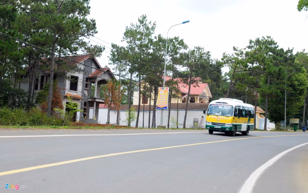 Canh dang so co dai phu kin hang loat biet thu bo hoang o Kon Tum