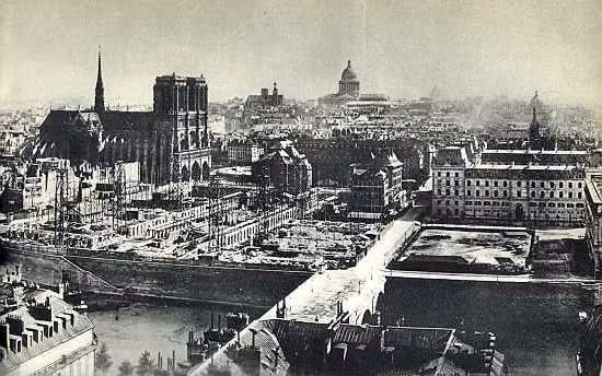 Nam tước Haussmann cũng cho kết nối những đại lộ lớn với các ga tàu mới hay những con đường mới dẫn đến trung tâm Paris, các nhà ga nằm rải rác khắp thành phố cũng như các cung đường mới dẫn đến những di tích lịch sử quan trọng.