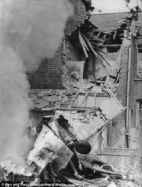 Máy bay Messerschmitt của Đức quốc xã bị bắn hạ và rơi xuống một tòa nhà ở Maidstone, Kent tháng 9/1940.
