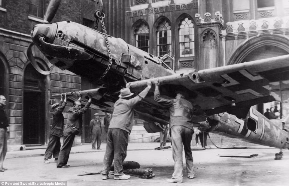 Xác máy bay Messerschmitt của phát xít Đức được cẩu đi.