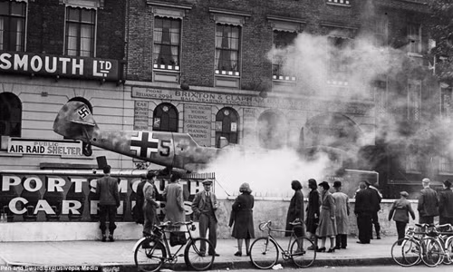 Trong Chiến tranh thế giới 2, phát xít Đức đã thực hiện nhiều trận không chiến tại Anh, trong đó thời gian cao điểm là từ ngày 10/7 - 31/10/1940. Không quân Đức đã triển khai nhiều máy bay không kích, dội bom xuống nước Anh trong nhiều ngày. Đáp lại, Không quân Hoàng gia Anh (RAF) đã thực hiện chiến dịch phòng thủ cũng như bắn hạ được nhiều máy bay của phát xít Đức. Trong ảnh là xác máy bay Messerschmitt 109 của Đức bị bắn hạ và rơi ở Stockwell, phía Nam London tháng 10/1940.