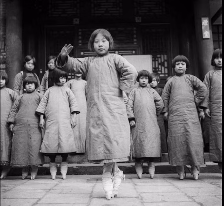 Một nhóm bé gái Trung Quốc sống vào thời nhà Thanh say sưa học múa tạo một ngôi trường ở Bắc Kinh.