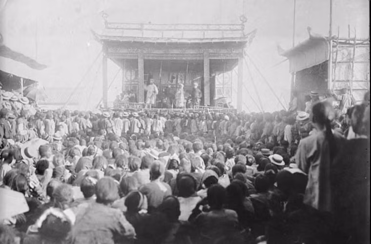 Rất đông người dân đến xem một buổi biểu diễn kinh kịch.