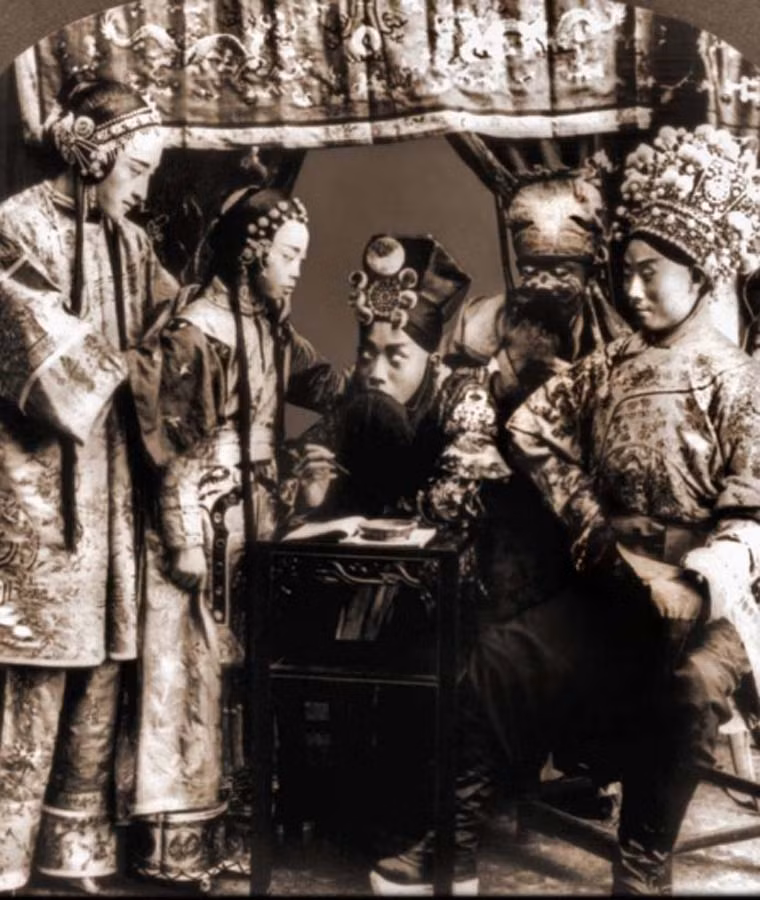 Diễn viên kinh kịch dưới thời nhà Thanh tỉ mỉ trang điểm trước khi lên sân khấu biểu diễn.