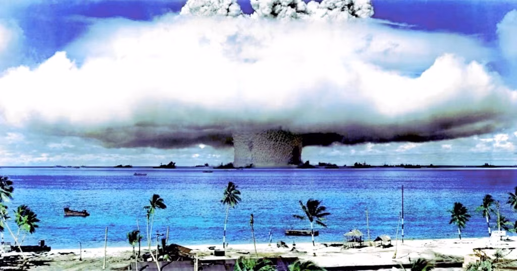 Bikini Atoll là nhóm đảo nhỏ thuộc quần đảo Marshall, Thái Bình Dương có mặt trong danh sách những địa danh nguy hiểm nhất hành tinh. Nguyên do là Mỹ từng nhiều lần thử bom hạt nhân ở đây. Vì vậy, nơi đây bị nhiễm phóng xạ nặng, ảnh hưởng đến sức khỏe của con người.