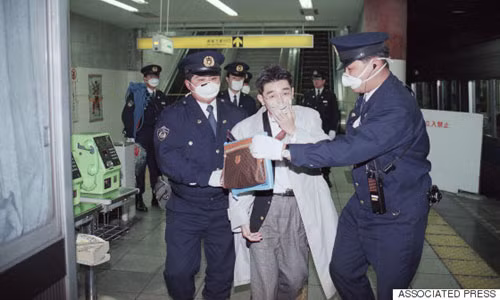 Ngày 20/3/1995, 5 thành viên của giáo phái Aum Shinrikyo đã thực hiện vụ tấn công bằng khí độc thần kinh sarin trên tàu điện ngầm ở Tokyo. Ảnh: AP.