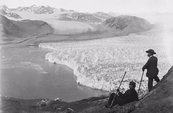 Theo đó, Mỹ mua Alaska với diện tích 1,717,856 km2, lớn gấp 2 lần diện tích bang lớn nhất là bang Texas. Diện tích vùng lãnh hải của Alaska lớn hơn diện tích lãnh hải của 3 bang lớn nhất của Mỹ là Texas, California và Montana cộng lại.