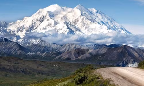 Vào ngày 30/3/1867, Mỹ mua Alaska từ Nga với mức giá 7,2 triệu USD sau một thời gian dài thương thuyết và vượt qua sự phản đối mạnh mẽ của người dân hai nước.