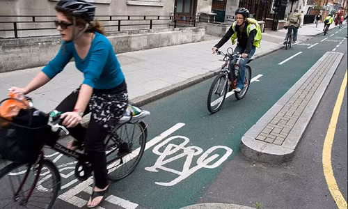 Song song với giải pháp thu phí chống tắc đường, chính quyền London phát động chiến dịch khuyến khích người dân đi bộ và đạp xe nhiều hơn tới các địa điểm gần, quen thuộc như trường học, công sở, nhà ga thay vì lái ôtô như trước. Vì vậy, Anh đã đầu tư vào việc nâng cấp và xây dựng hạ tầng dành cho người đi xe đạp và đi bộ.