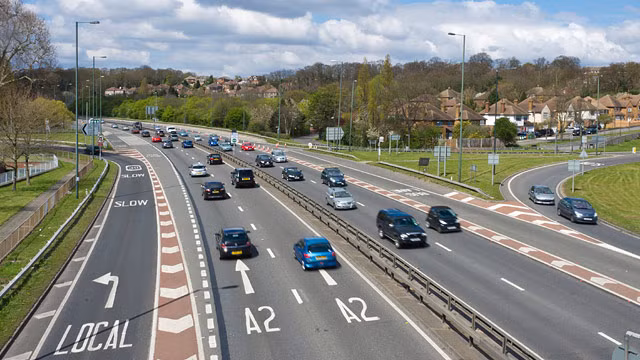 Cụ thể, vào năm 2003, trong bối cảnh số lượng phương tiện cá nhân, đặc biệt là ô tô ngày càng tăng trong khi diện tích dành cho đường xá không mở rộng tương xứng, chính quyền London đã đưa ra giải pháp thu phí chống ùn tắc.