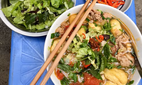 Ngoài phở, Việt Nam còn nổi tiếng thế giới với nhiều món ngon từ bún hấp dẫn thực khách. Cụ thể, CNN mới có bài viết ca ngợi 5 món ăn từ bún ngon nhất ở Việt Nam. Một trong số đó là món bún riêu. Món ăn này có thể được cho thêm thịt bò, thịt lợn, ốc hay cá kết hợp bún. Thực khách cũng có thể sử dụng thêm gia vị như chanh, ớt, hoa chuối, lá bạc hà... để thưởng thức món ăn hấp dẫn này.