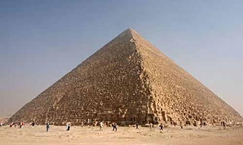 Đại kim tự tháp Giza ở Ai Cập nổi tiếng thế giới bởi bề dày lịch sử cùng những bí mật khó tin. Theo ước tính, kim tự tháp Giza được xây từ 2,3 triệu khối đá, với tổng trọng lượng lên tới 5,9 triệu tấn.