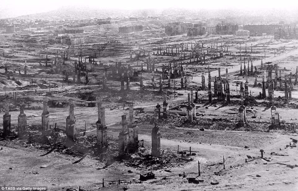 Murmansk trở nên hoang tàn, không có bóng người sau khi bị phát xít Đức dội bom.