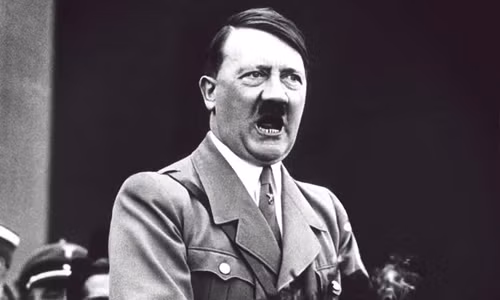 Hitler xuất thân từ một gia đình nông dân mù chữ, pha trộn chủng tộc và không có ai là người thuần Đức. Cụ thể, bố Hitler là một người con hoang, kết hôn 3 lần trong khi mẹ trùm phát xít này làm nghề giúp việc gia đình. Người ta còn cho rằng, ông nội Hitler là người Do Thái. Cha đỡ đầu cũng là người Do Thái.