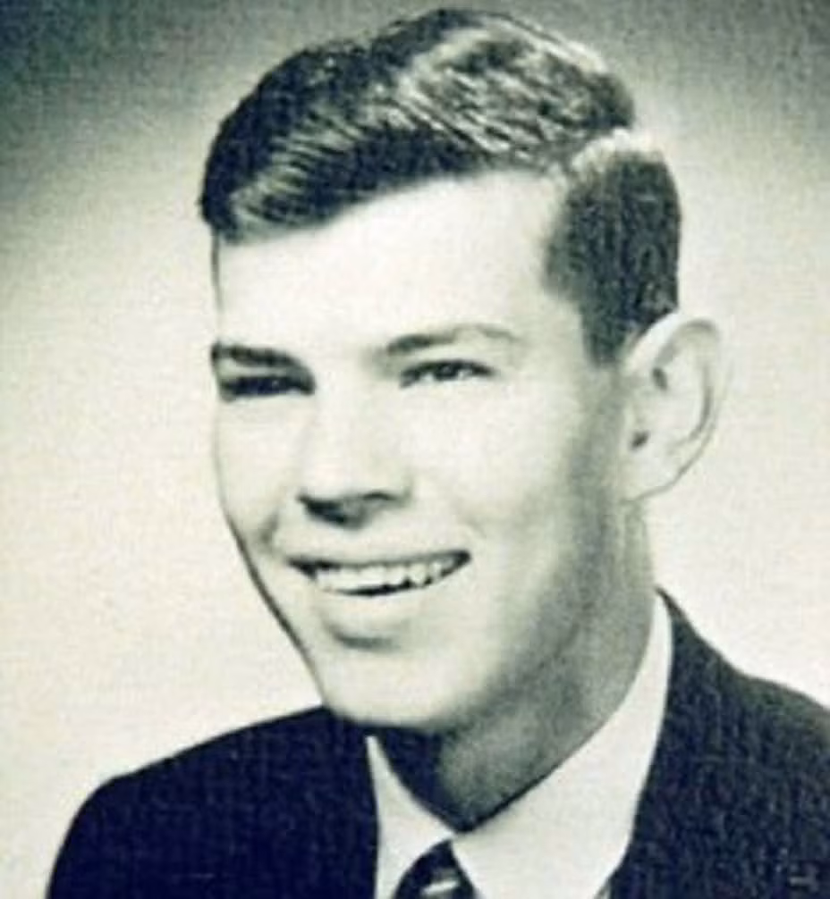 Alexander Adolf Stuart-Houston là cháu trai của Hitler. Người cháu này là một nhân viên xã hội, sống bình yên và qua đời sau khi nghỉ hưu. Alexander có cuộc sống khá bình lặng và từng tư vấn cho các cựu binh tham chiến ở Việt Nam như một phần công việc của nhân viên xã hội.