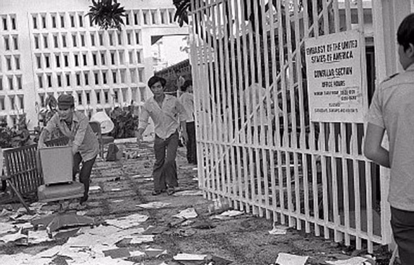 Đại sứ quán Mỹ ở Sài Gòn trở nên bừa bộn sau khi tất cả nhân viên, quan chức Mỹ rời đi. Ảnh: Nguyen Khao—Bettmann/Corbis.