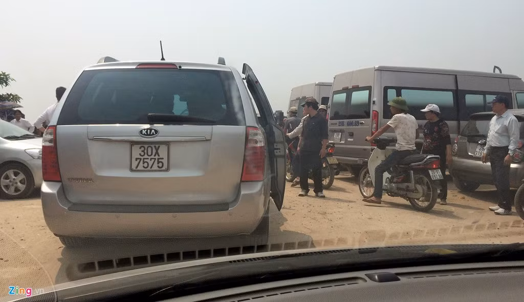 Hàng chục phút dừng đợi không đi nổi, nhiều tài xế phải nhảy khỏi xe xuống xem tình hình và tự phân luồng.