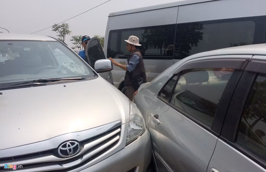 Do lối đi bị co hẹp, một chiếc xe 4 chỗ trong khi rẽ phải đã quệt vào chiếc Innova gây xước cả hai. Các tài xế đôi co mất 10 phút, không ai chịu nhường ai khiến phía sau bị ùn ứ.