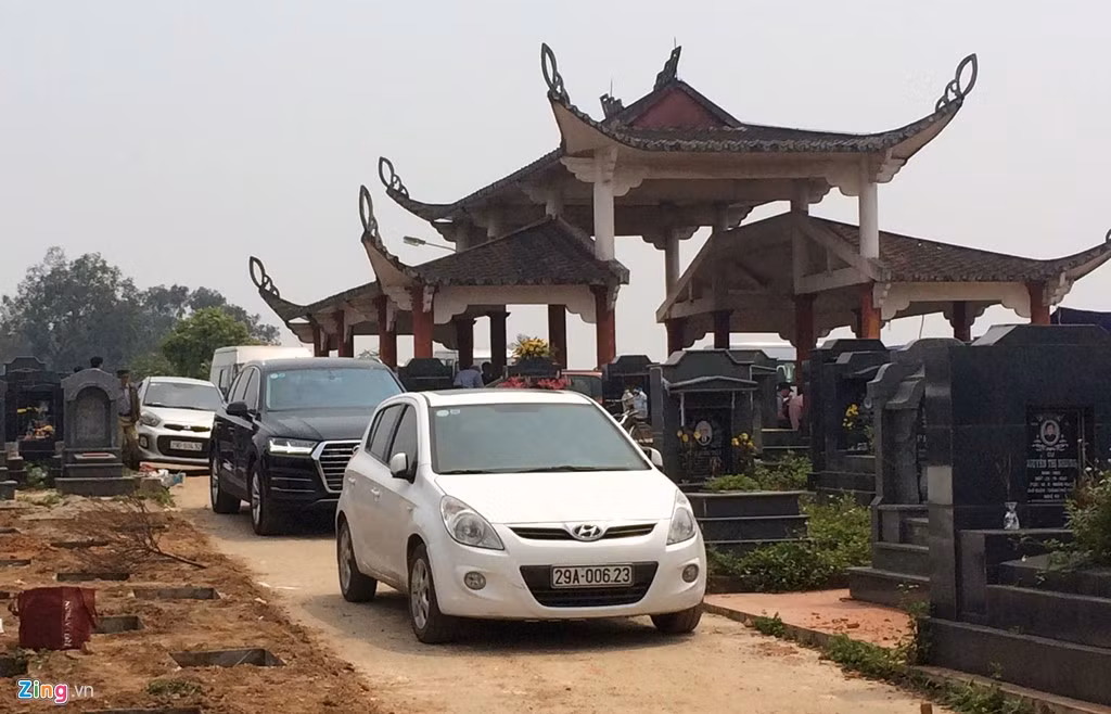 Nhiều tài xế trót đỗ ôtô vào tận trong đến giờ muốn quay về chỉ còn cách chờ xe đỗ sau mình lùi ra trước.