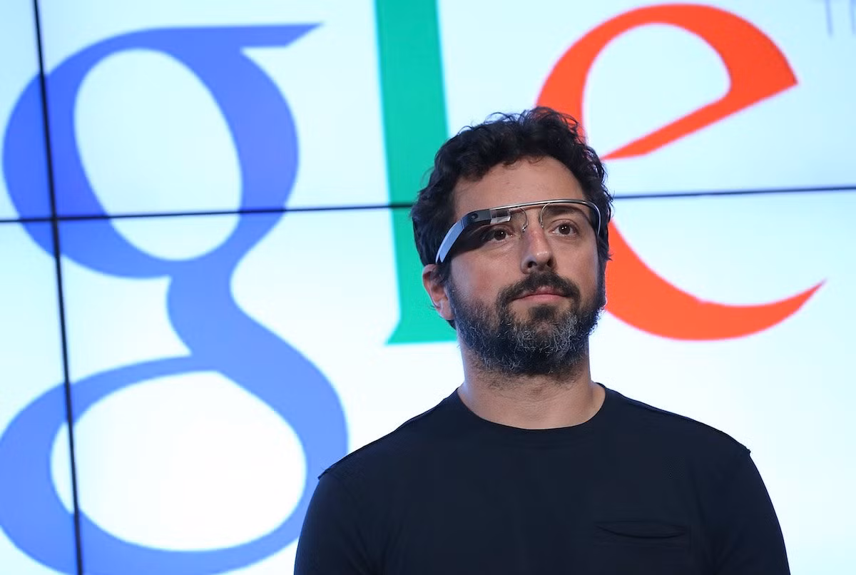 Sinh năm 1973 tại Nga, đồng sáng lập Google Sergey Brin là một trong những tỷ phú công nghệ giàu nhất thế giới. Ông sinh trưởng trong một gia đình có truyền thống về khoa học khi bố là Giáo sư toán còn mẹ là chuyên gia nghiên cứu của NASA.