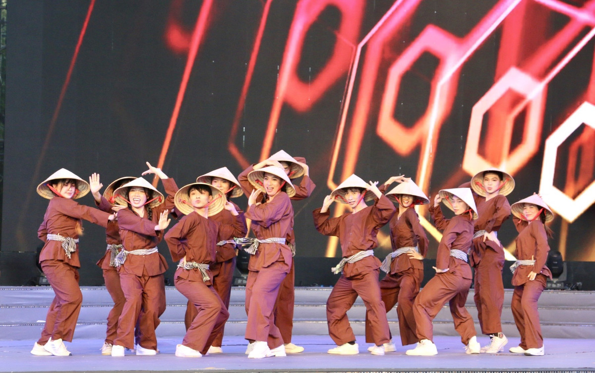 Sôi nổi “Tiếng hát nông thôn mới TP HCM” lần thứ II năm 2024 - Hình 6 Soi noi “Tieng hat nong thon moi TP HCM” lan thu II nam 2024-Hinh-6