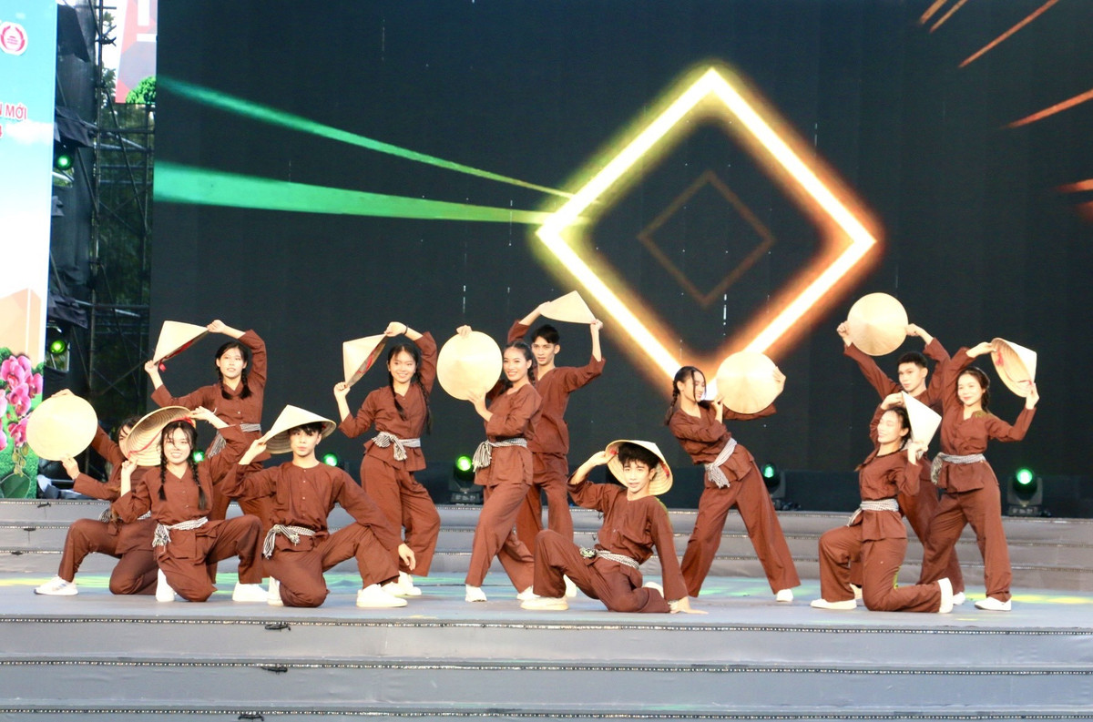 Sôi nổi “Tiếng hát nông thôn mới TP HCM” lần thứ II năm 2024 - Hình 5 Soi noi “Tieng hat nong thon moi TP HCM” lan thu II nam 2024-Hinh-5