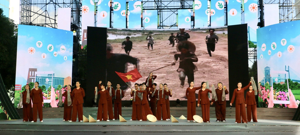 Sôi nổi “Tiếng hát nông thôn mới TP HCM” lần thứ II năm 2024 - Hình 2 Soi noi “Tieng hat nong thon moi TP HCM” lan thu II nam 2024-Hinh-2