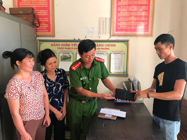 Nu lao cong nhat duoc 20 trieu dong mang tra lai nguoi danh roi